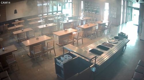 4층 식당에서 난 화재로 연기가 나오는 모습