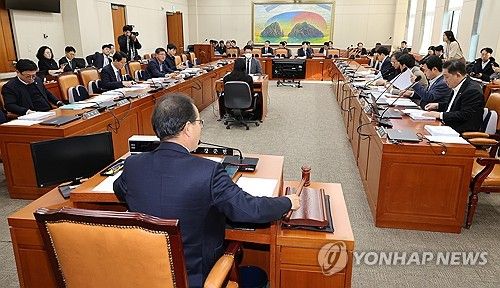 의사봉 두드리는 강준현 소위원장