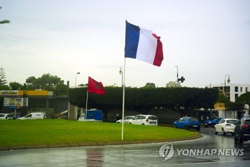 모로코 수도 라바트에 나란히 내걸린 프랑스와 모로코 국기
