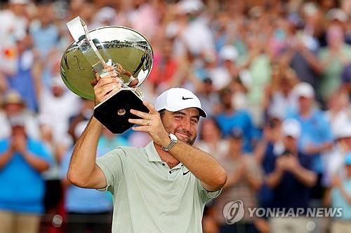 PGA 투어 플레이오프 페덱스컵 우승 트로피를 치켜든 셰플러.