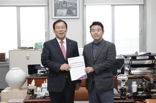 최민호 시장(왼쪽)과 박정 예결위원장