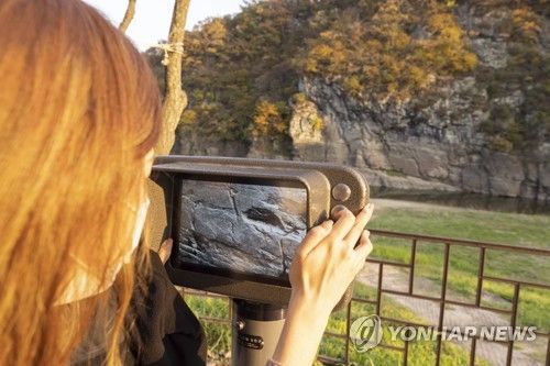 울산 반구대암각화 구경하는 관광객