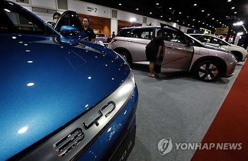 방콕 전기차 엑스포 2024에 전시된 BYD 전기차