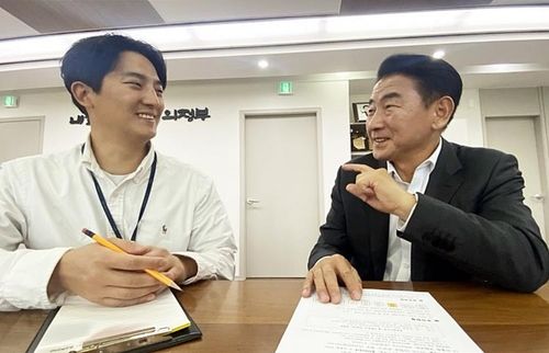 시장과 대화하는 홍성욱 주무관