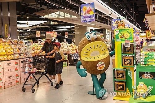 중국 베이징에서 장보는 시민들