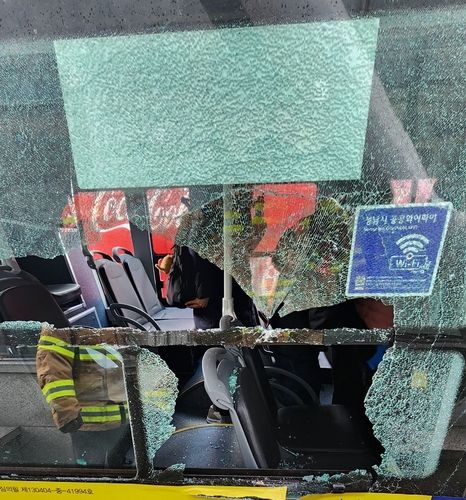 입간판에 깨진 마을버스 유리창