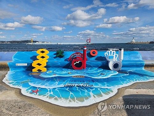 부산 기장군 칠암항에 설치된 조형등대 포토존