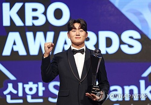 기념촬영하는 '신인상' 김택연