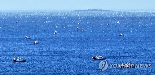 풍랑경보에 서귀포로 대피한 중국어선들