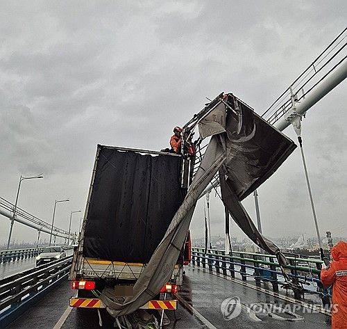 강풍에 떨어진 화물차 적재함 덮개