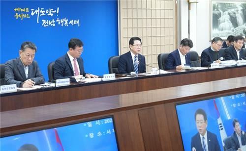 실국 정책회의하는 김영록 전남지사