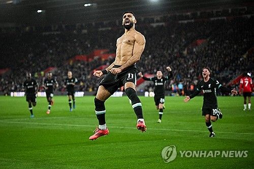 골세리머니를 펼치는 리버풀의 무함마드 살라흐