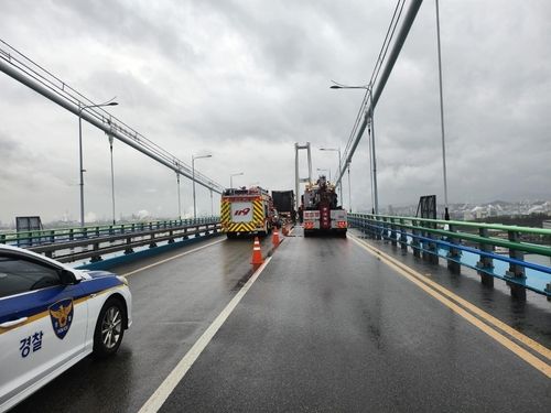화물차 적재함 덮개가 떨어진 울산대교 사고 현장