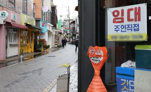 점심시간임에도 텅 빈 경북대 북문 앞