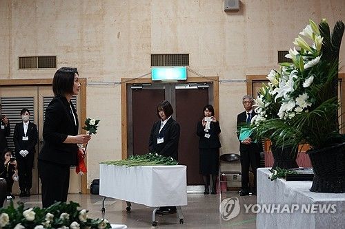 '사도광산 추도식'서 헌화하는 야스쿠니참배 논란 일본 정무관