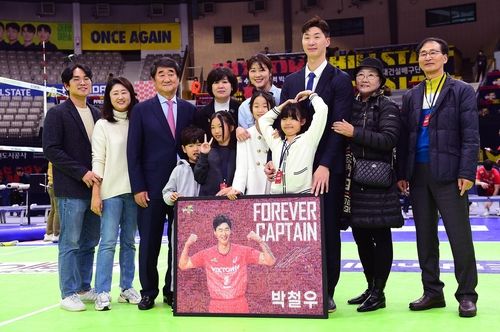 가족들과 기념 사진을 찍는 박철우(오른쪽에서 3번째)