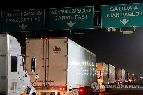 25일(현지시간) 멕시코 시우다드 후아레스에서 미국으로 건너가기 위해 기다리는 트럭들