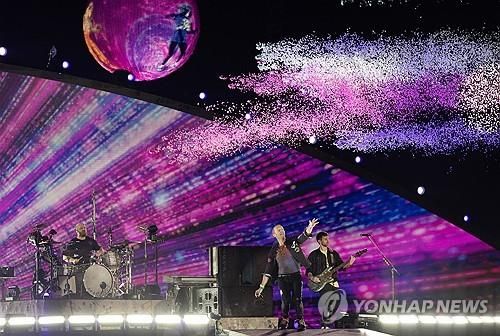 올해 1월 싱가포르에서 공연 중인 영국 밴드 콜드플레이 [EPA 연합뉴스 자료사진] 
