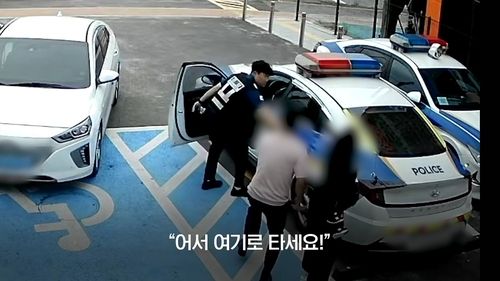 순찰차에 A군을 태우는 이종한 경장