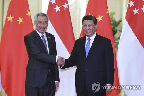 2019년 4월 중국 베이징에서 만난 시진핑 중국 국가주석(오른쪽)과 리셴룽 당시 싱가포르 총리. [EPA=연합뉴스 자료사진]