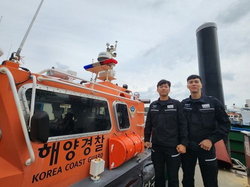 류정훈(왼쪽) 순경과 이성열 순경