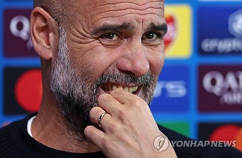 페예노르트전을 앞두고 기자회견에 나선 페프 과르디올라 감독