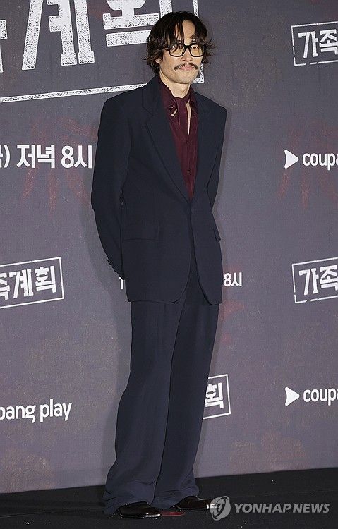 포즈 취하는 류승범