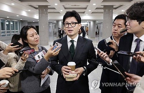 질문에 답변하는 한동훈 대표