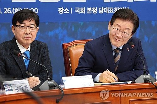 발언 듣는 이재명 대표