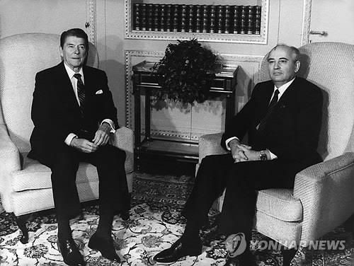 1985년 만난 로널드 레이건 미국 대통령과 미하일 고르바초프 소련 공산당 서기장