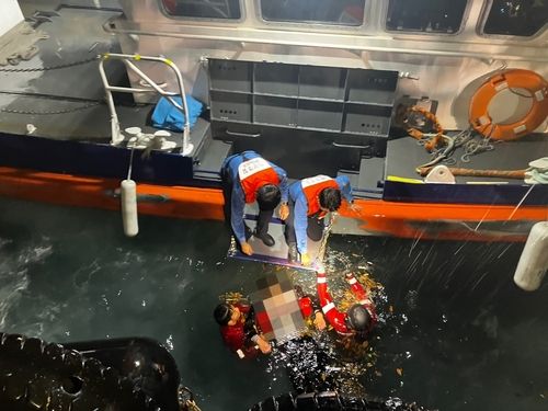 익수자 구조하는 해경