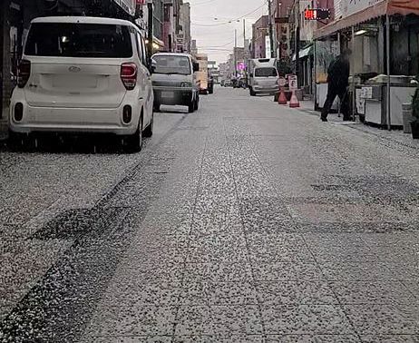 거리를 가득 메운 우박