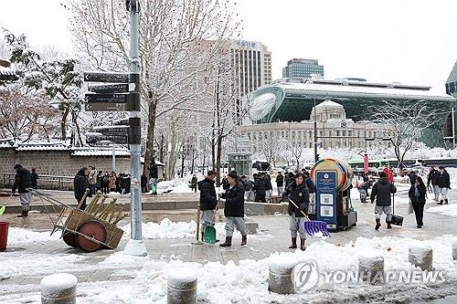 제설작업으로 분주한 오전