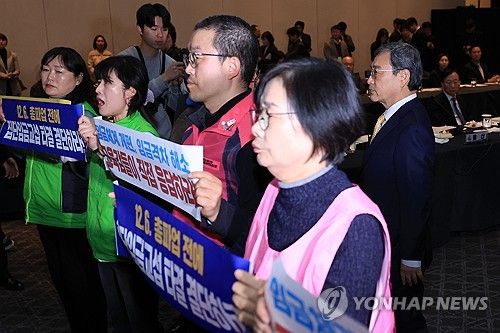 대화 시도한 뒤 자리로 돌아가는 정근식 서울시교육감