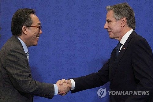 블링컨 미 국무장관과 악수하는 조태열 외교장관