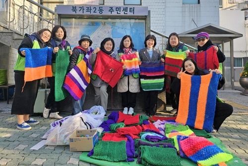 가로수에 알록달록 뜨개 방한복