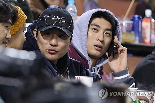 5차전 관전하는 김하성과 이정후