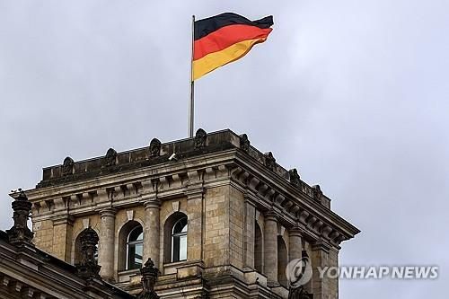 의회 건물에서 펄럭이는 독일 국기 