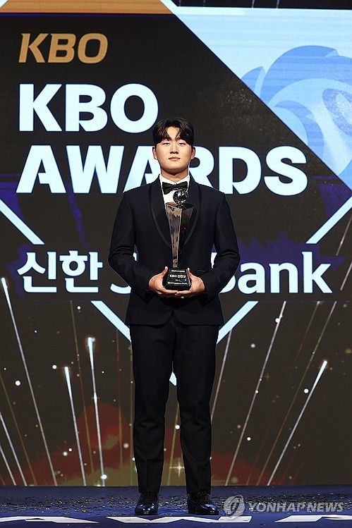 기념촬영하는 '신인상' 김택연