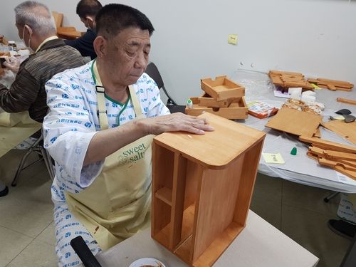 목공 작품 만드는 진폐환자