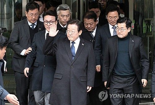 법정 나서며 손 흔드는 이재명 대표