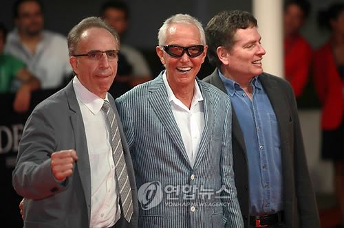 짐 에이브람스(가운데) 생전 모습