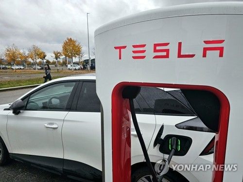 독일 뵈블링겐의 한 테슬라 슈퍼차저 충전소 [촬영 임성호]