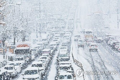 폭설에 서행하는 차량