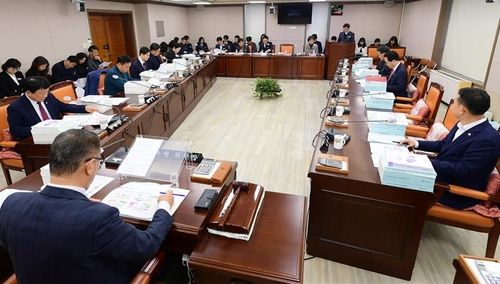 부산경남 행정통합 특위 결의안 심사한 경남도의회 운영위