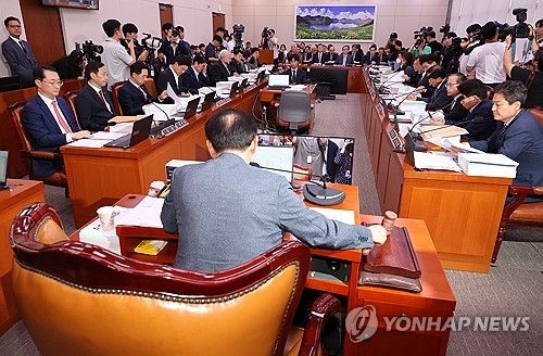 의사봉 두드리는 김석기 위원장