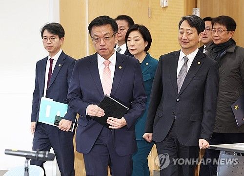 산업경쟁력 강화 관계장관회의 입장하는 최상목 부총리