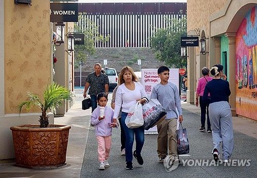 멕시코 접경 미국 쇼핑몰 찾은 주민들