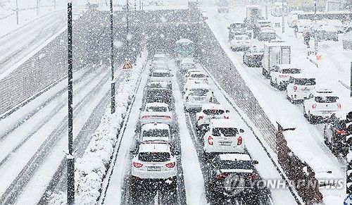 폭설에 서행하는 차량