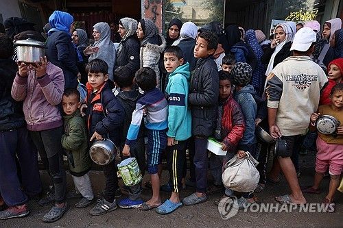 구호품 받으려 줄 선 가자지구 주민들과 어린이들 